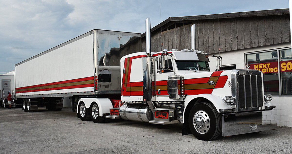 JacksChrome's tweet photo. Classy looking #Peterbilt. Love the color combo! @PeterbiltMotors 
📸: @TenFourMag 
.
Sale coming out later today, get your pocketbooks ready! Drop by https://t.co/1mVGYHMfvM and start picking out your next upgrade! https://t.co/i4v8ywfZkL