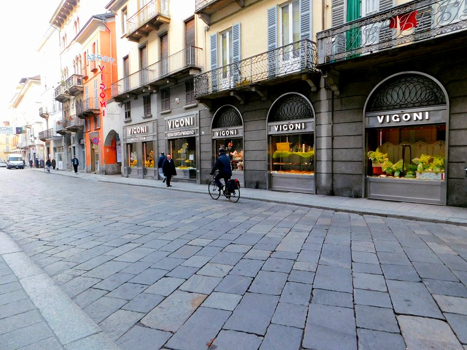 ViolinaStonata's tweet photo. Le vetrine di Vigoni
#pavia #vigoni #ingiroperpavia https://t.co/M6XbRTWtz6