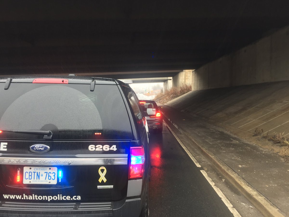 CstTaraso9345's tweet photo. While making my way back to #Oakville from traffic court; this #DistractedDriver sat at a GREEN light for 15+ seconds typing away on their phone. Cell ticket + disobey traffic light ticket #PhoneInOneHandTwoTicketsInTheOther https://t.co/VDjrSSKcG6