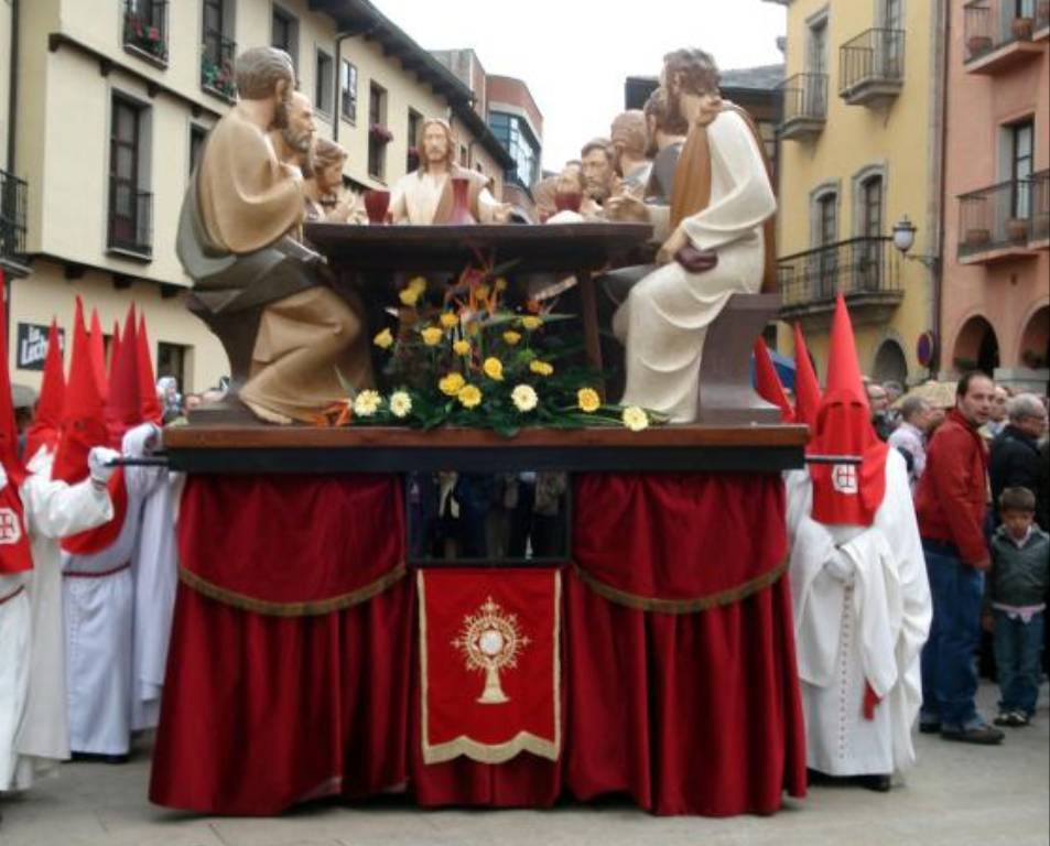Ya es Jueves Santo hoy tenemos la procesión de la Santa Cena que saldrá a las 20:00h de la Basílica de Ntra. Señora de la Encina. Al llegar a la plaza del ayuntamiento se celebrará el ACTO DEL PERDÓN FRATERNO.