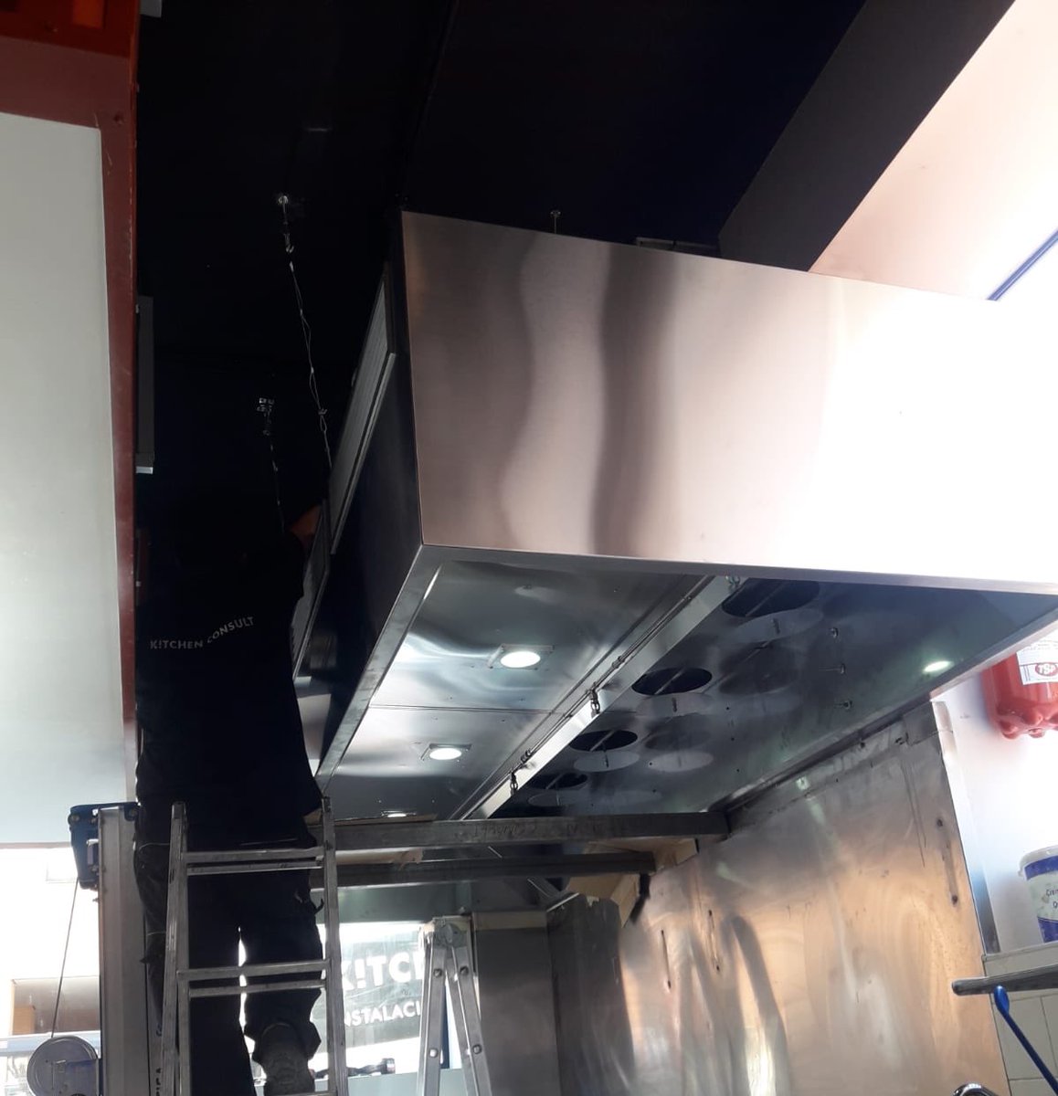 kitchenconsult_'s tweet photo. Terminando de instalar la nueva campana fabricada a medida para @derzubar 
Trabajazo de nuestros chicos! @77Davio @PUENTETAPIA JoseChuckNorris https://t.co/K5cyxyCUA8