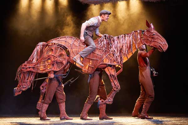 The_Lowry's tweet image. Know someone with an #autism spectrum condition, or a learning disability? This special performance of @WarHorseOnStage could be perfect: po.st/mRCph7