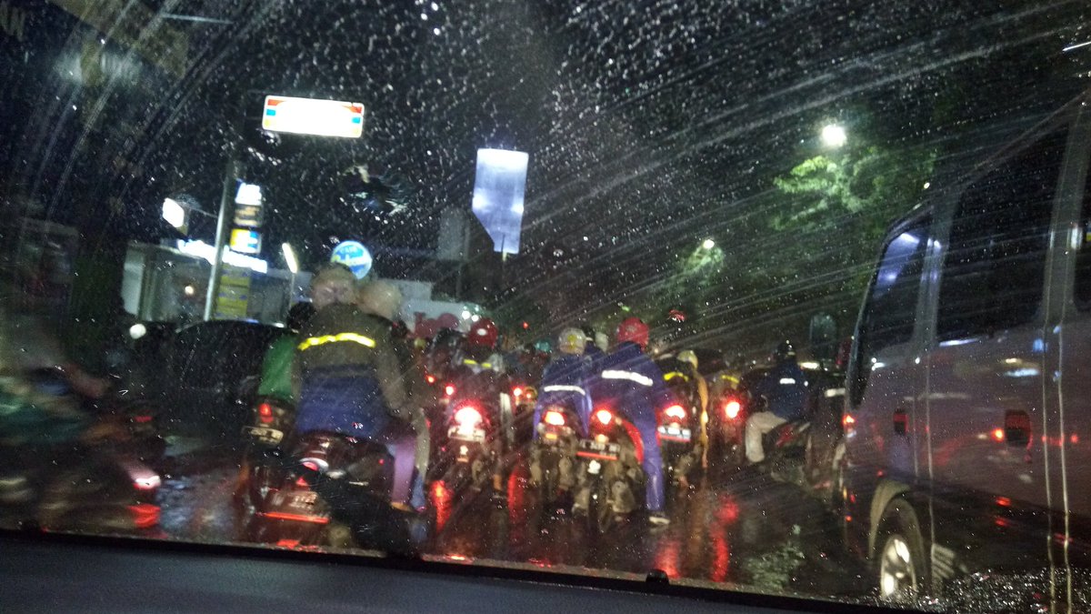 firmanfaza2's tweet photo. @e100ss  jl Ahmad Yani padat merayap arah ke Sidoarjo cuaca hujan https://t.co/6AfgMpiQXn
