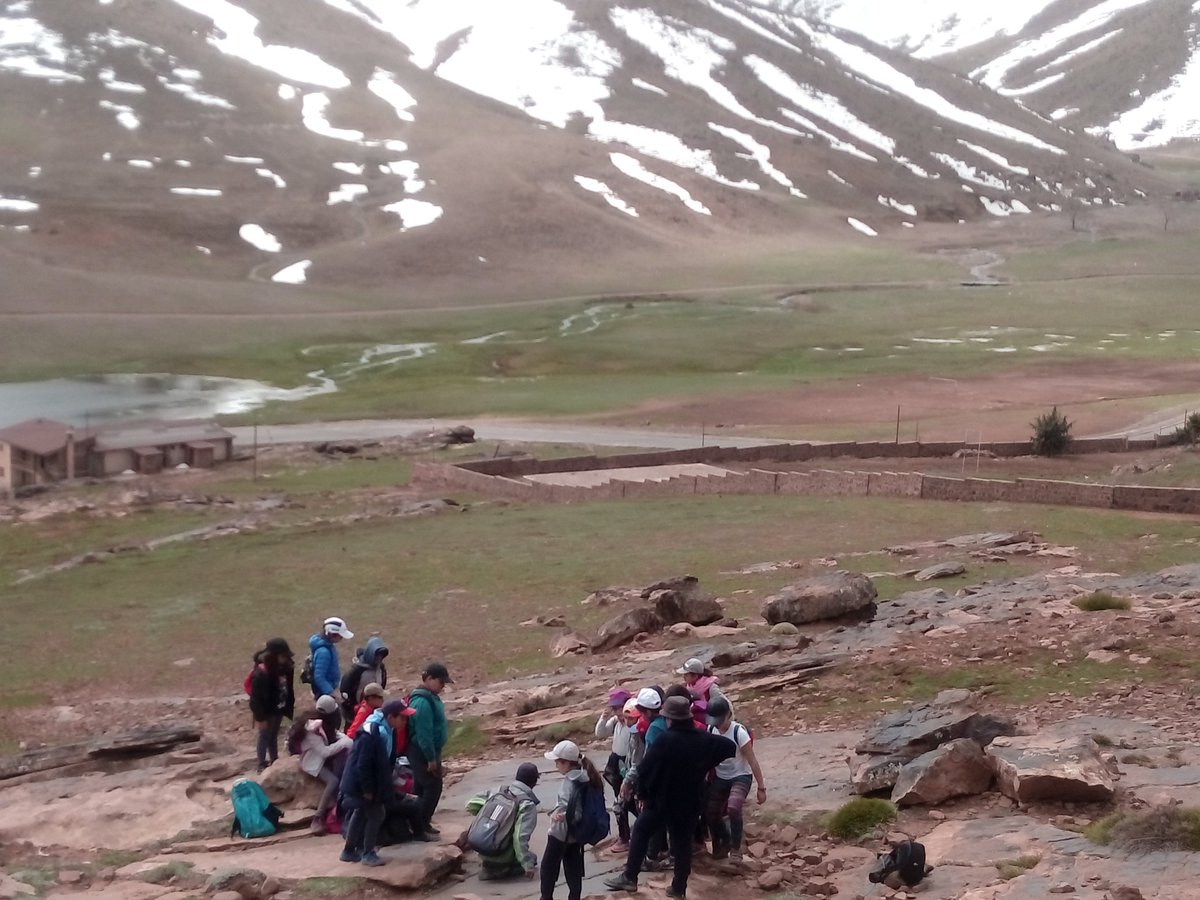 Bousk1CE2C's tweet photo. #ce2àloukaimeden Découverte des gravures rupestres avec le 2ème groupe, petite promenade dans la bonne humeur. Tout le monde est heureux, et profite des paysages ! https://t.co/3LRaA4bIPN