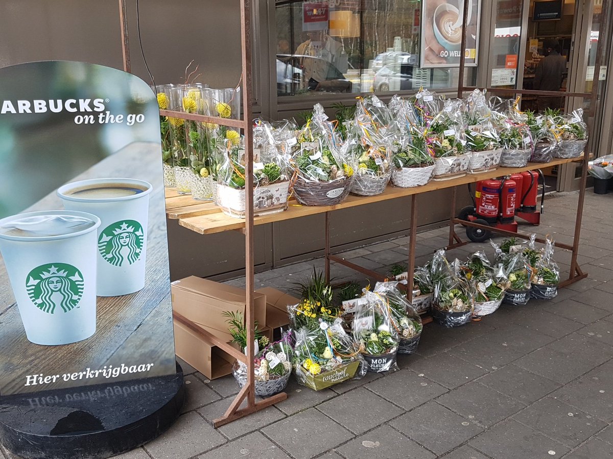 Paasboeketje vergeten? Bij de locaties van Thiel Tankstations kunt u altijd terecht voor een mooi boeket! En uiteraard voor verse koffie en broodjes. Wees welkom!