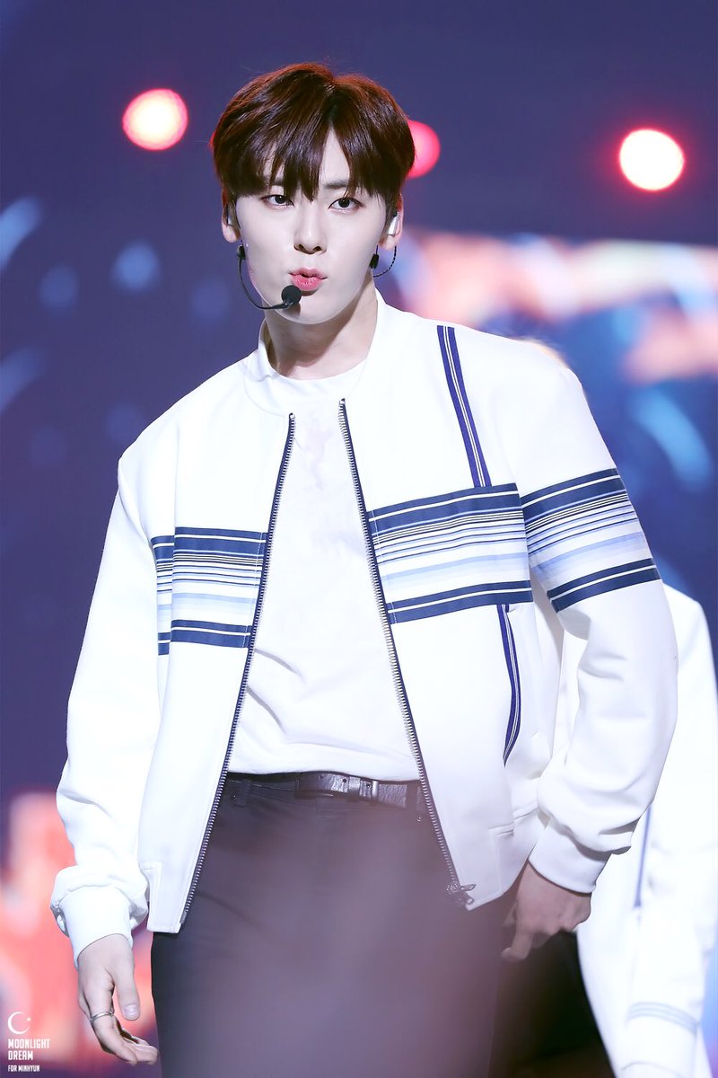 Dreamofyou_MH's tweet image. 180323🦊💝 1위 축하해🏆🎉💖 #민현 #황민현 #MINHYUN