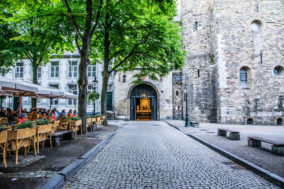 Een #MaastrichtMoment dat niet mag ontbreken tijdens uw verblijf: een kaarsje opsteken bij onze buren... 🕯️ #MaastrichtMidweekend #maastricht #derlon