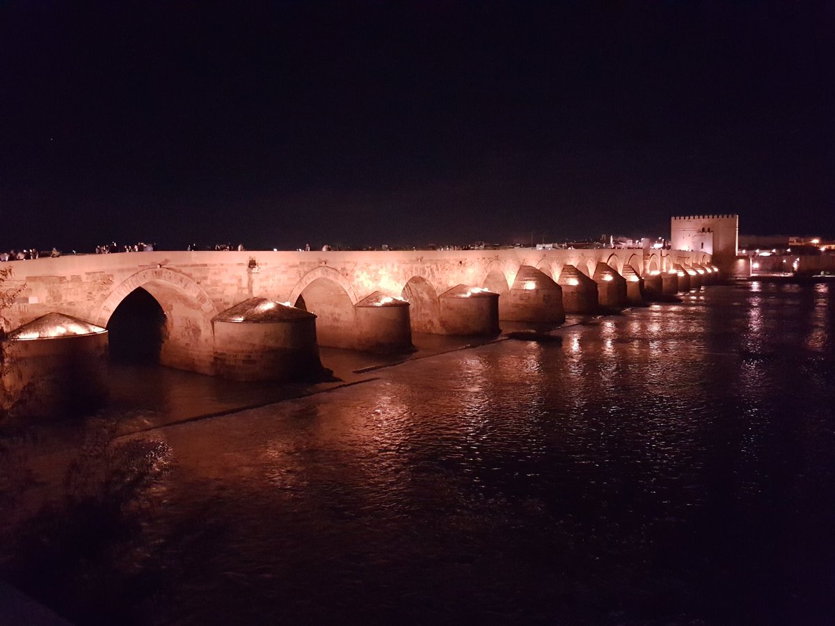 Espectacular salir a ver procesiones un Miércoles Santo por #CÓRDOBA y toparte de bruces con esta maravilla. Cordoba inmensa, Córdoba única. #CórdobaEsp