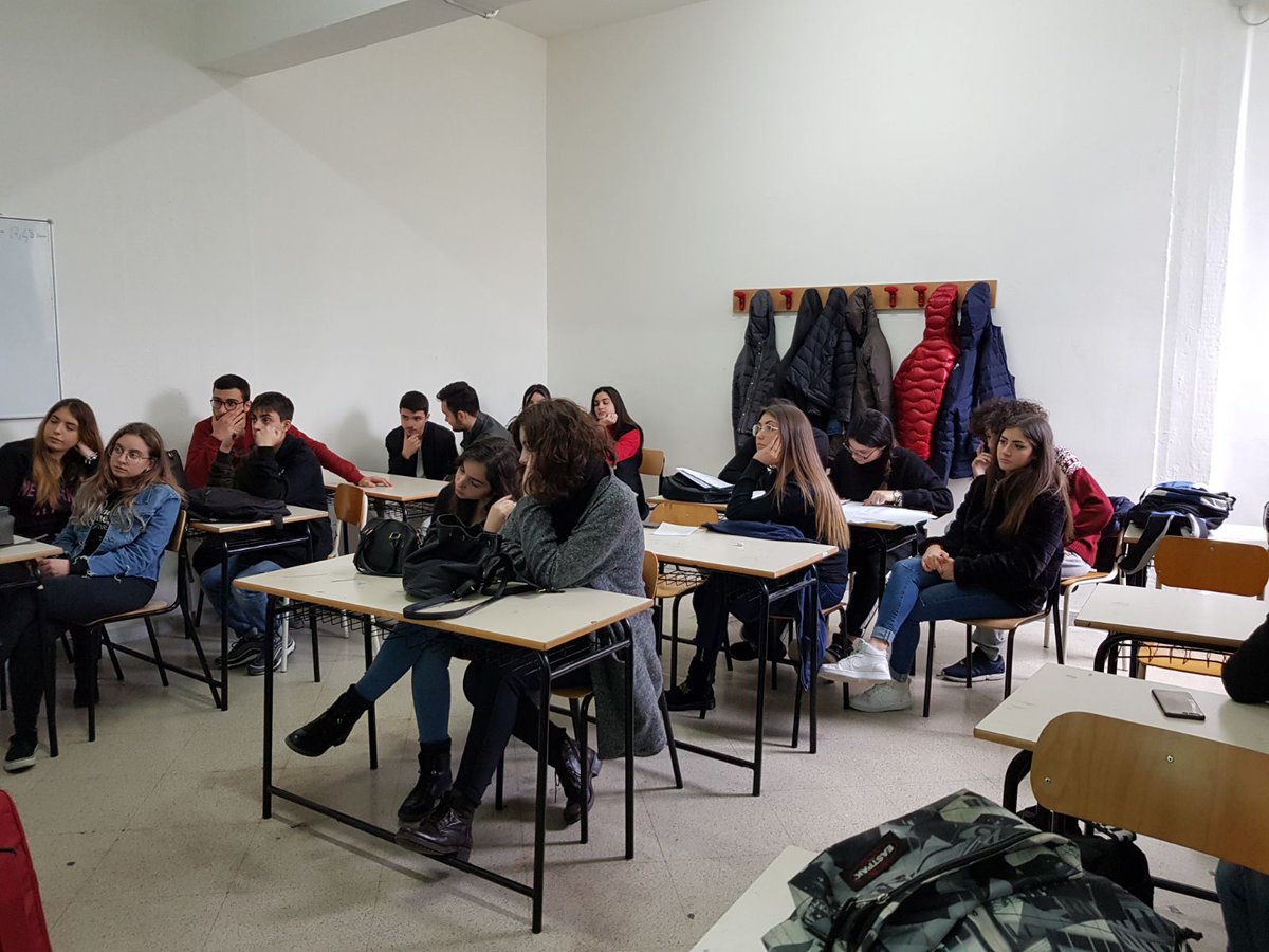 Newlightsteam's tweet photo. Ed eccoci di nuovo qui 🙂 dopo le fatiche per la  consegna del quarto report siamo pronti ad affrontare l'ultima sfida 💪🏻   RACCONTARE 🗣

#ASOC1718 #EDIC #Newlightsteam #aversa #LICEOFERMI #SAA2018 https://t.co/UbLNFG78pF
