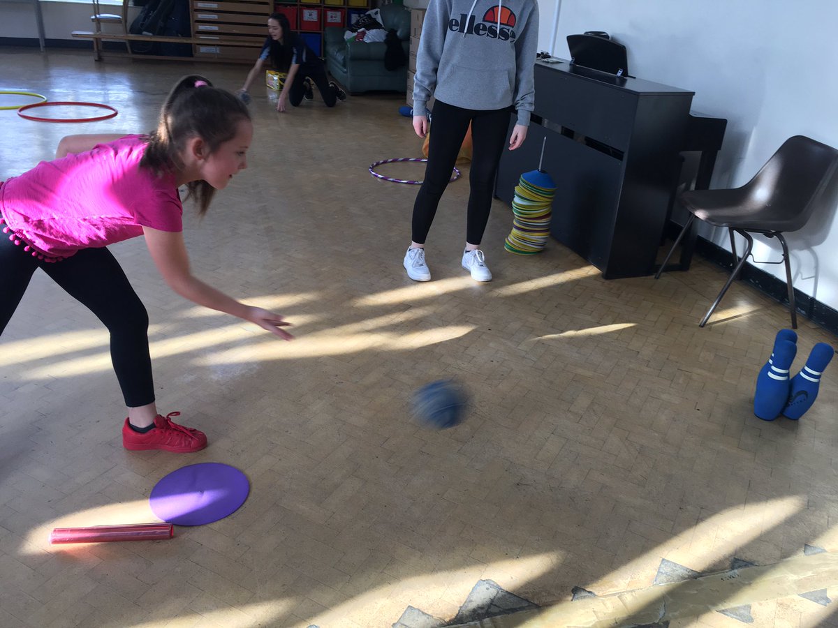 Another great turn out at our Women and Girls session at @rhosyfedwen Primary School! We had lots of fun creating obstacle courses and racing against one another 😄 Join us again tonight at 5pm for Mini Kickers #CommunityHub #DoorstepSport