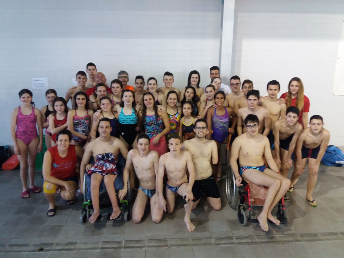 cncastaliacst's tweet photo. Estos días el Equipo @AXA de Promesas Paralímpicas ha estado de concentración en nuestra piscina y hemos aprovechado para hacer un entreno conjunto con nuestro equipo alevín y una charla del gran @xavi_torres a nuestro equipo inf-jun-abs! Ha sido inolvidable! Mil gracias!! https://t.co/12Ewhoxs2A