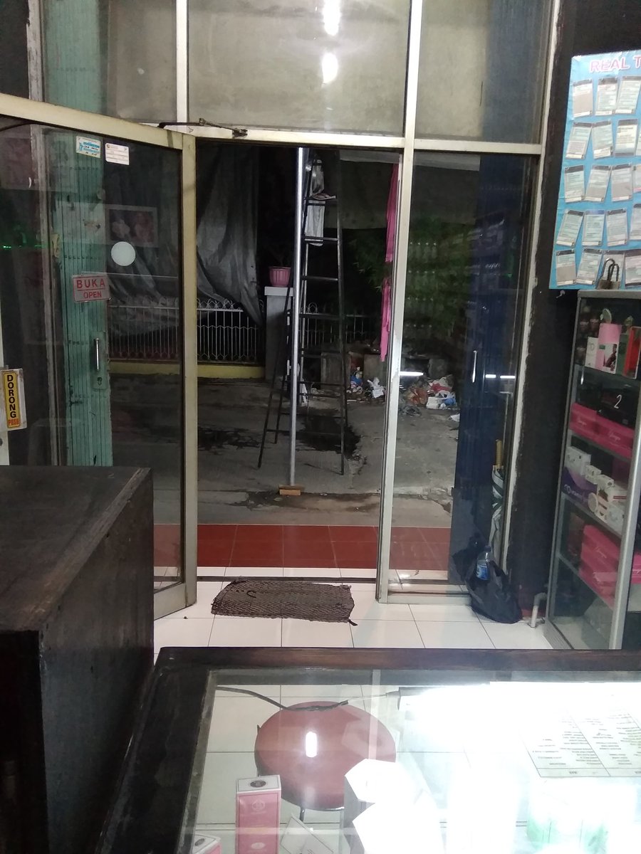 ZahirOnta's tweet photo. Hajatan dpn toko orang, boro2 ijin, basa-basi jg nggak.. jalan ditutup dari hari Rabu,Kamis,Jumat, pdhl pestanya hari Sabtu. Saya doain bung biar hari H hujan gede seharian.. biar tau rasanya gk ada yg dtg gmn ? Ini yg gw rasain bung toko gk ada yg mampir.. https://t.co/ZpH1aTcDAV