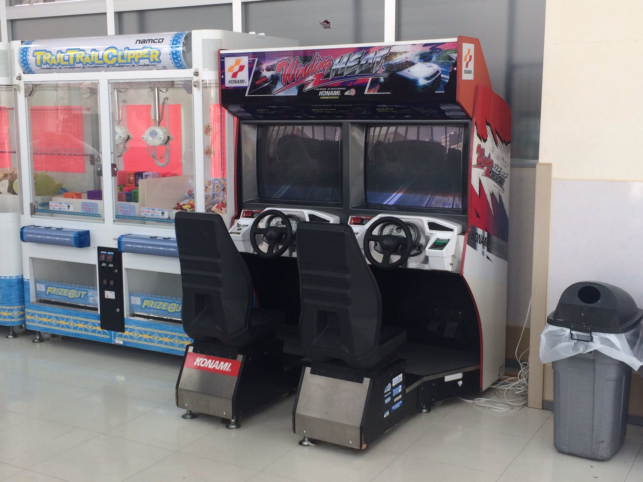 ヴィン 未だに車なご監督 東京都立川市 ケーズデンキ立川店 まさかの店舗にゲームコーナー まさかの設置筐体 Konami ワインディングヒート 1p側は画面が暗かったりシフトノブのグリップが無くなってたりしますが 2p側が割と良好なコンディションを保っ