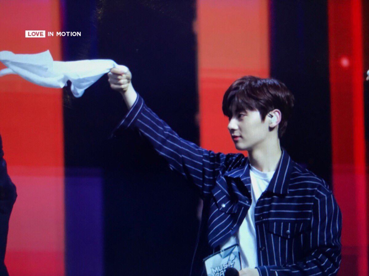 MrHwang_Fox's tweet image. Swing the towel round &amp;amp; round 🎡 

#황민현 #HwangMinhyun