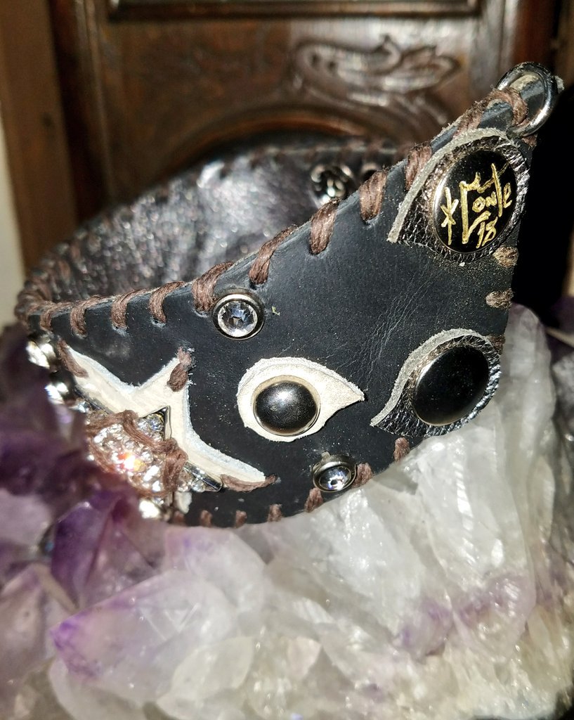 conte_dennis's tweet photo. #oneofakind #handmade #leather #cuffs #Stars #bling #genuine #swarovski #rhinestones #cuffsthatrock #ishipstuffanywhere #madeinri #itakeprideinmywork #handstitched #signedanddated #mypassion #silver #softleather #musicwegrewupon #theonlyone #tommyphelps #2018 https://t.co/e1cLSQP8oU