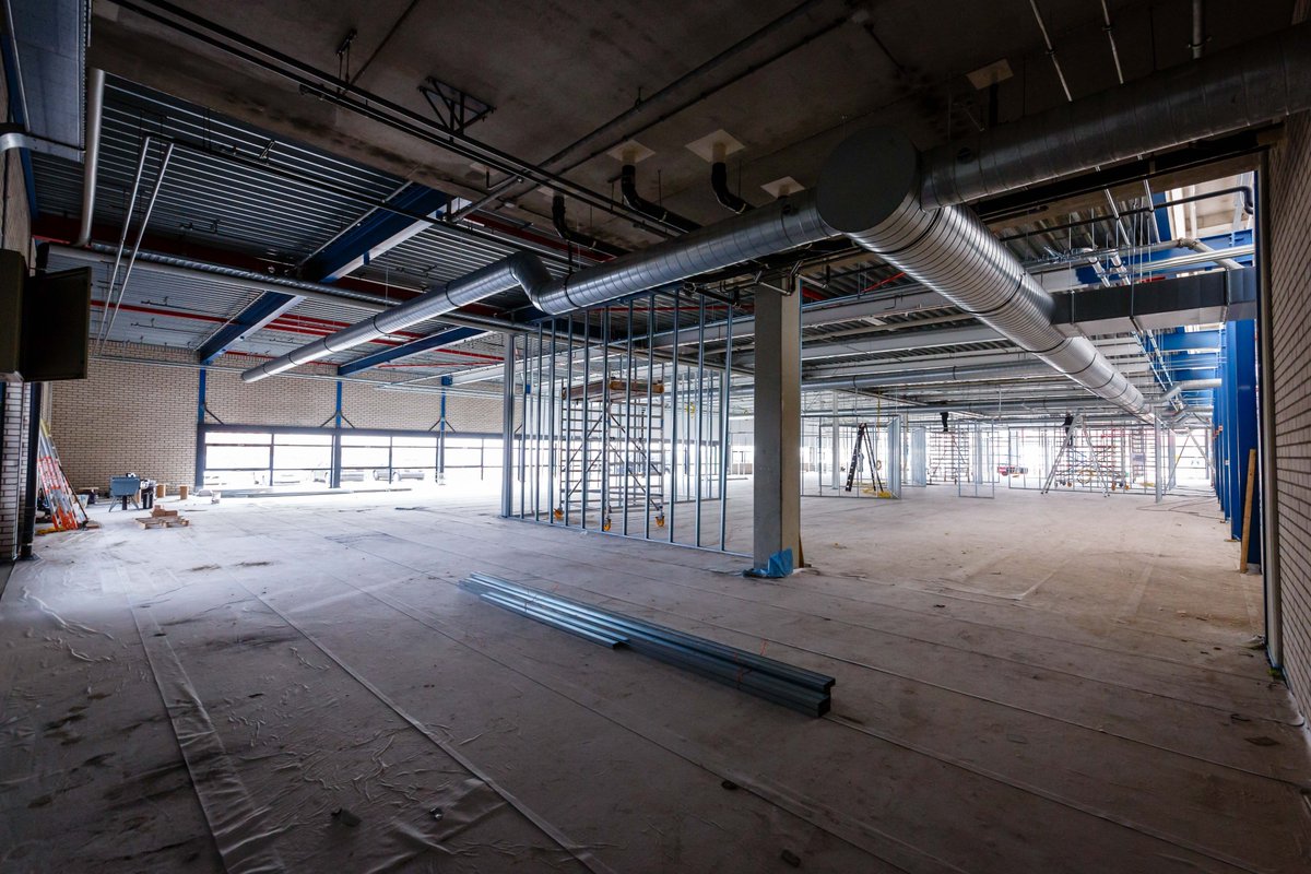 Het nieuwe <a href="/wearespindle/">Devhouse Spindle</a> kantoor + de lobby waar we gaan lunchen krijgen vorm. De 1800m² in Het Kwadraat worden langzaam kantoorwaardig.