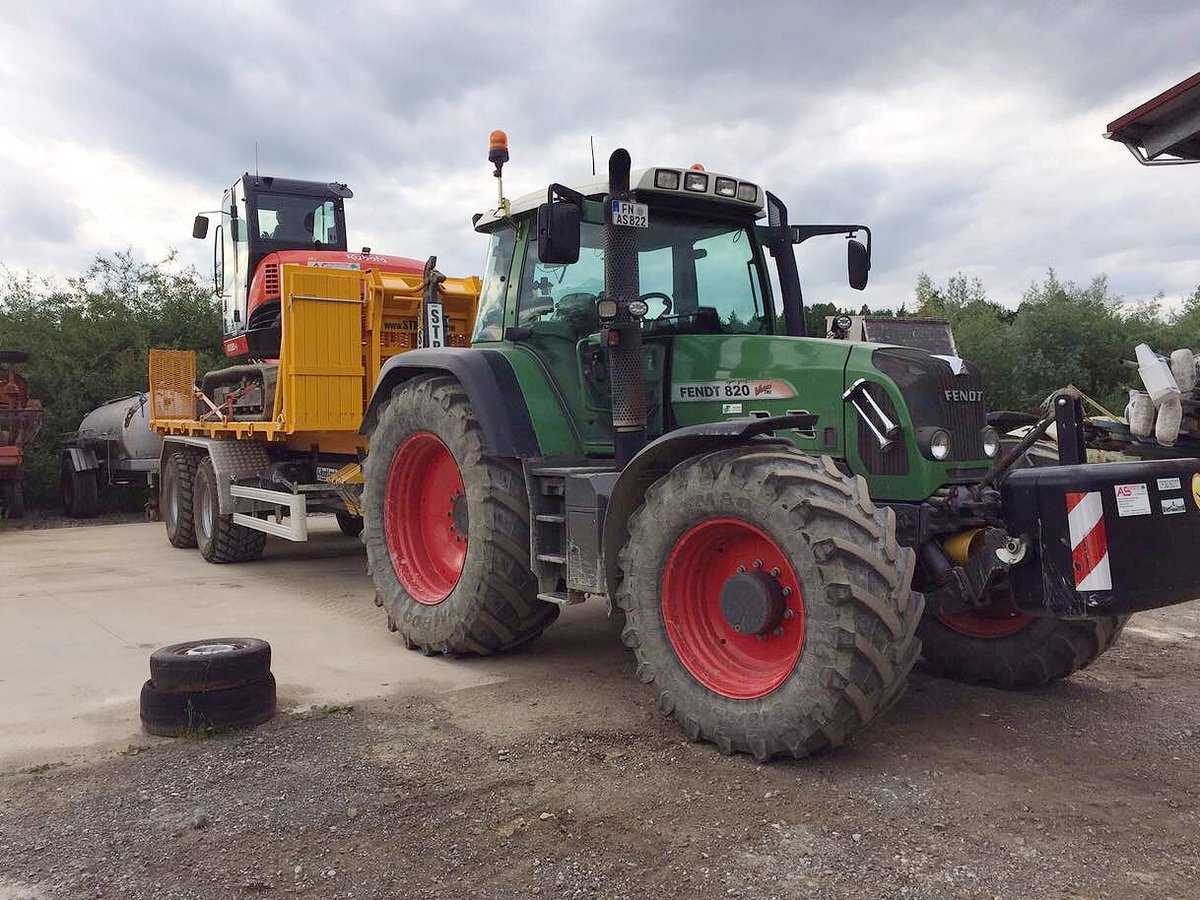 StrongaLtd's tweet photo. Well equipped and ready to tackle the day ahead 👊💪
#Stronga #Fendt #Kubota #Trailer #Tractor #HookLoada #Hooklift #Agriculture #Farm #Farming #Farmer #Picture #Photography #Germany #Deutschland #Fendt820 #Flatbed #Transport #Machinery https://t.co/gMMSFz3KaM