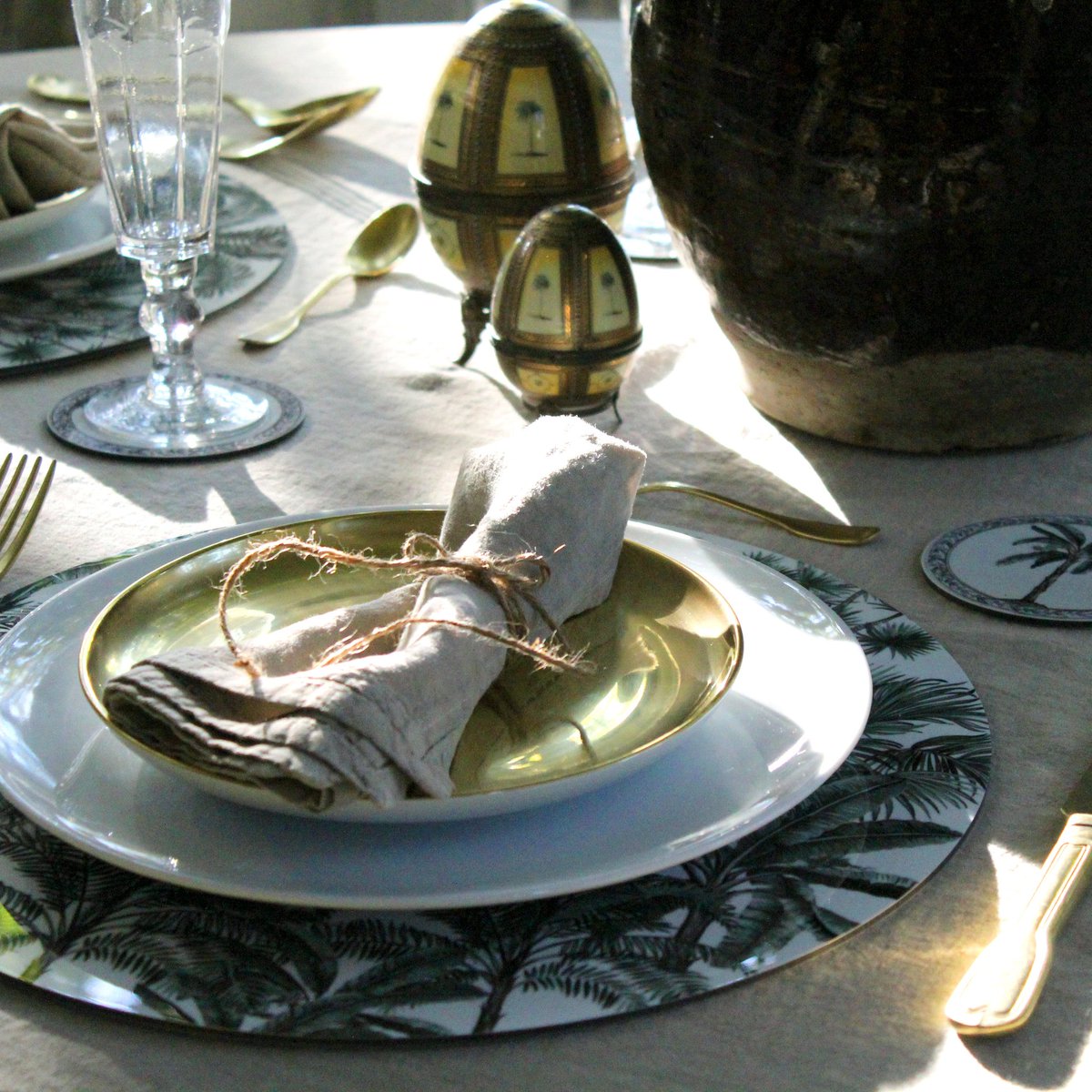 La tradición milenaria de regalar huevos de Pascua sigue vigente.

En casa aprovechamos esta fecha para reunirnos alrededor de la mesa y disfrutar con los más pequeños de todas los juegos que giran alrededor de esta fiesta. 
lodemanuela.com