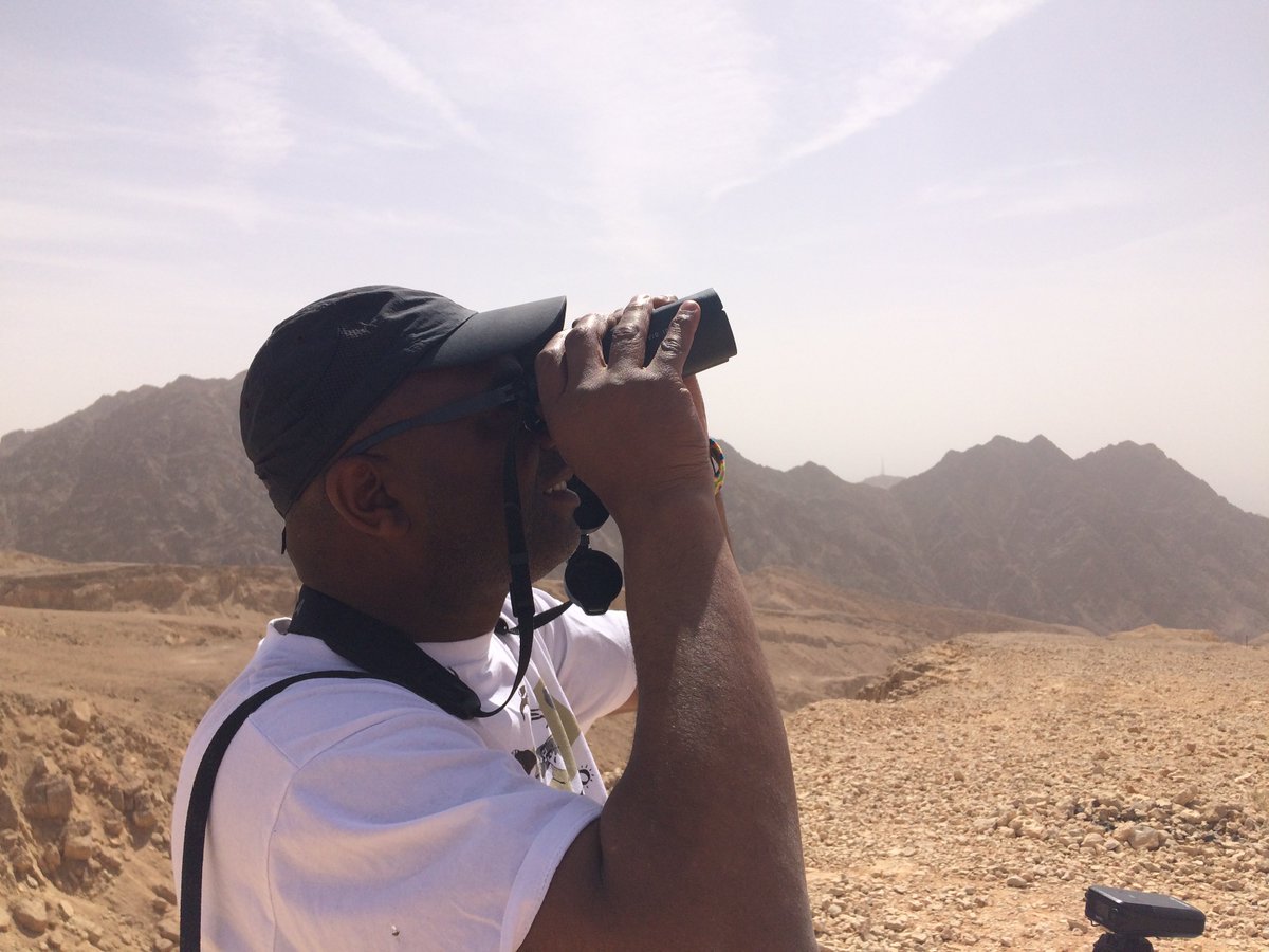 LeicaBirding's tweet photo. David Lindo aka @urbanbirder is looking up, no matter where. But here, in the Eilat Mountains, it was definetly worth the while: migratory birds on their way up north!
#cotf2018 #leicanature #birding https://t.co/jTQYUgrXsi