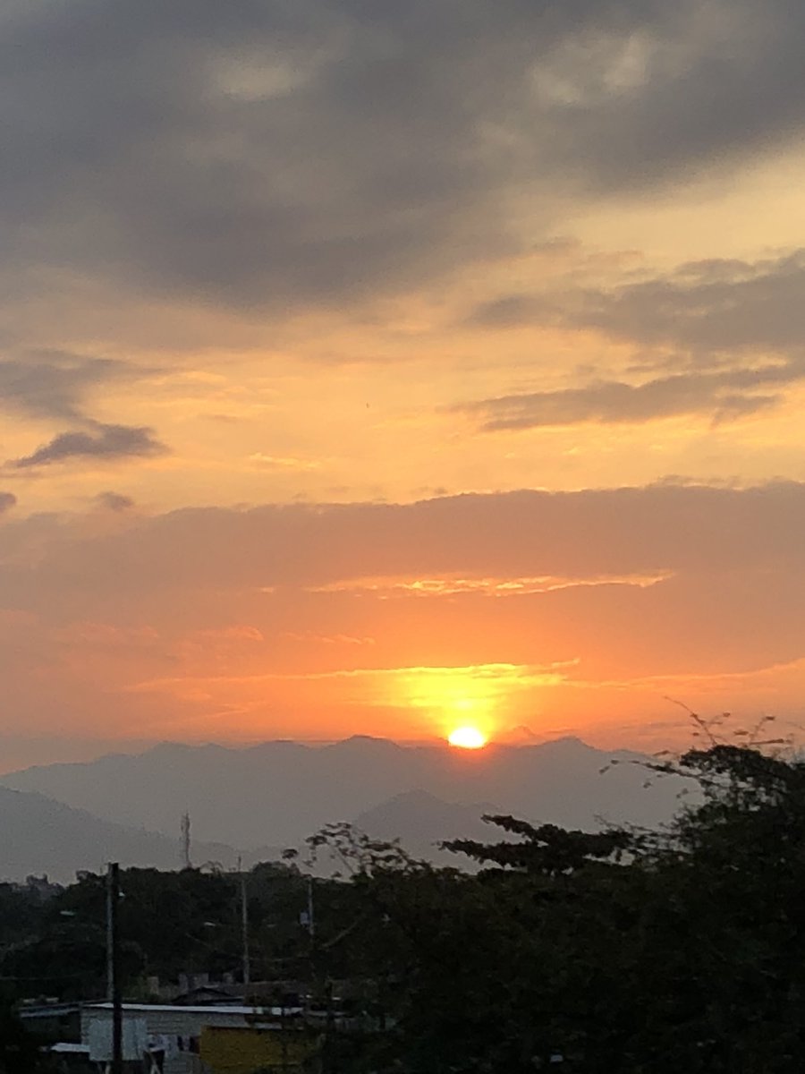 Mlruiz6's tweet photo. Desde el auto
#amanecer #deviajeyo #felizjueves #beauty #photography #fotografia #NaturePhotography #PintoFotografia #vacaciones #Autopista #Escuintla @prensa_libre https://t.co/0UJrLuvdua