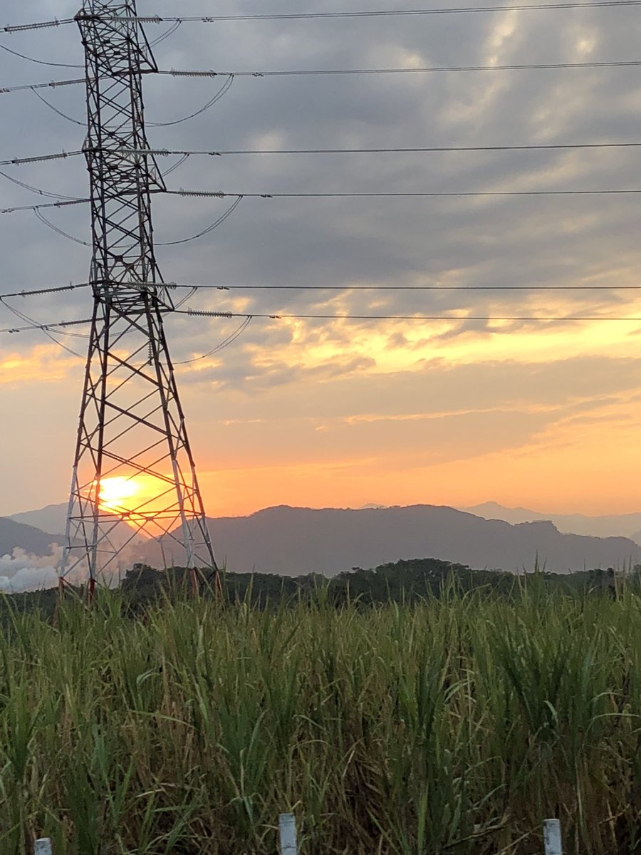 Mlruiz6's tweet photo. Desde el auto
#amanecer #deviajeyo #felizjueves #beauty #photography #fotografia #NaturePhotography #PintoFotografia #vacaciones #Autopista #Escuintla @prensa_libre https://t.co/0UJrLuvdua