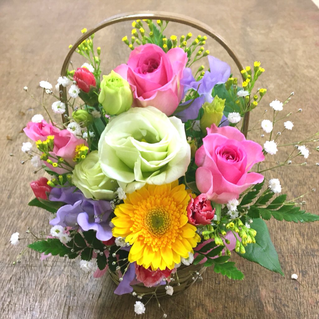 miwa4123's tweet photo. 😳☺️😅💦
今日は(大汗)
お花作り頑張りました💦
ブランク有り過ぎですが
記念すべき一作目
(ちゃんとお師匠様のレシピ
通り✨✊✨修行中☺️)
えっ？お前は事務員だろう？て？？？…うーん、、、
事務職メインです
が、実は仕事は選ばずなんでもやります☺️(苦笑)
お花挿してるとやはり楽しい✨ https://t.co/UMglaxANyS