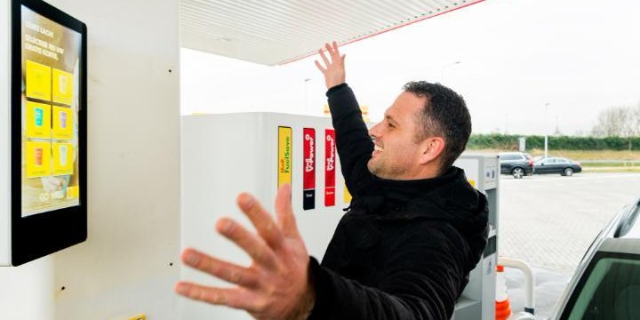 Betaal je koffie met een glimlach tijdens het tanken. 😊 + ⛽ = ☕
Shell start als eerste bedrijf ter wereld met Mood Detection technologie aan de pomp. Terwijl je jouw auto voltankt, wordt je humeur gedetecteerd en een barista koffie gekozen. 
go.shell.com/2E4QK5z