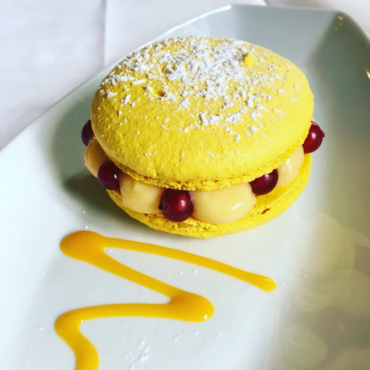 #dessertdujour macaron au citron au #restaurant Le #pharamond à #Paris #LesHalles #miam #bonappetit !!
