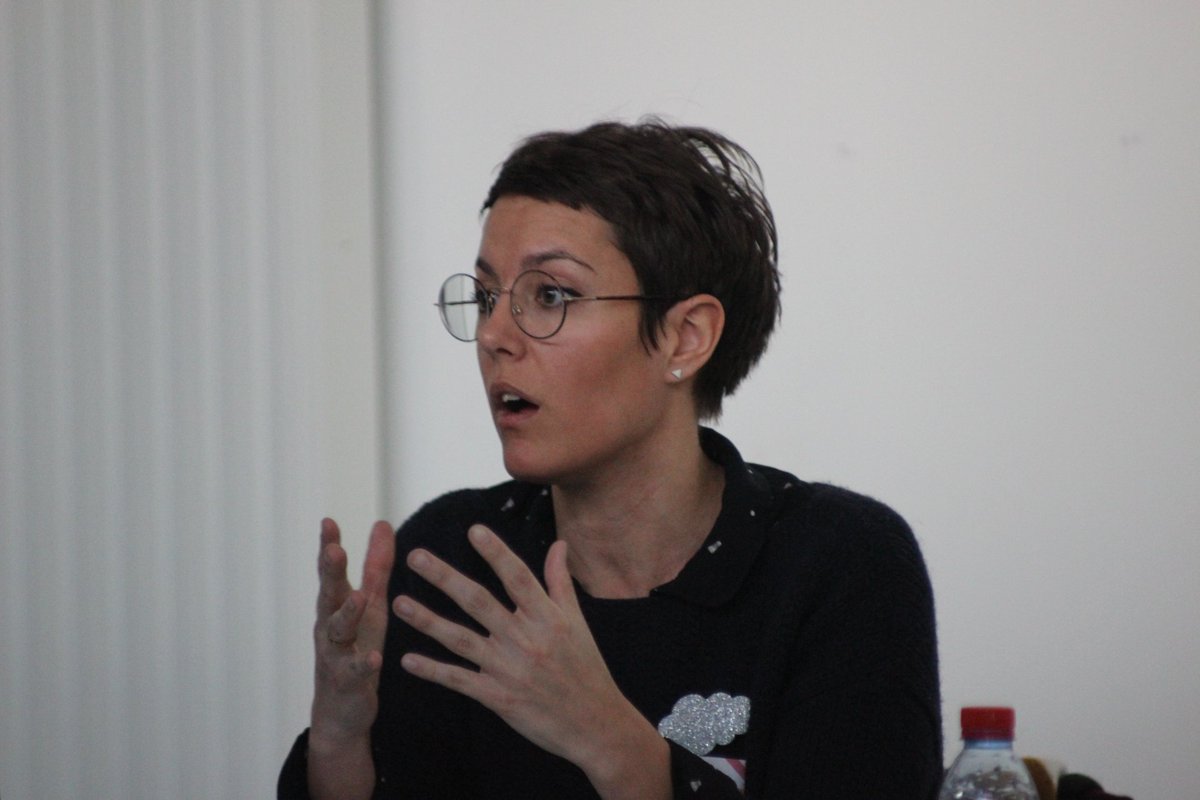 conf_num's tweet photo. Camille Thomin :
"Dans mon métier il y a la mise en page, et puis il y a la partie design textile pour créer des motifs.
Je n'ai pas vraiment de journée type, je peux passer ma journée au téléphone, sur un devis, ou sur la production."
#webalyon2 #confnum @univ_lyon2 https://t.co/gORkPKLt5Y