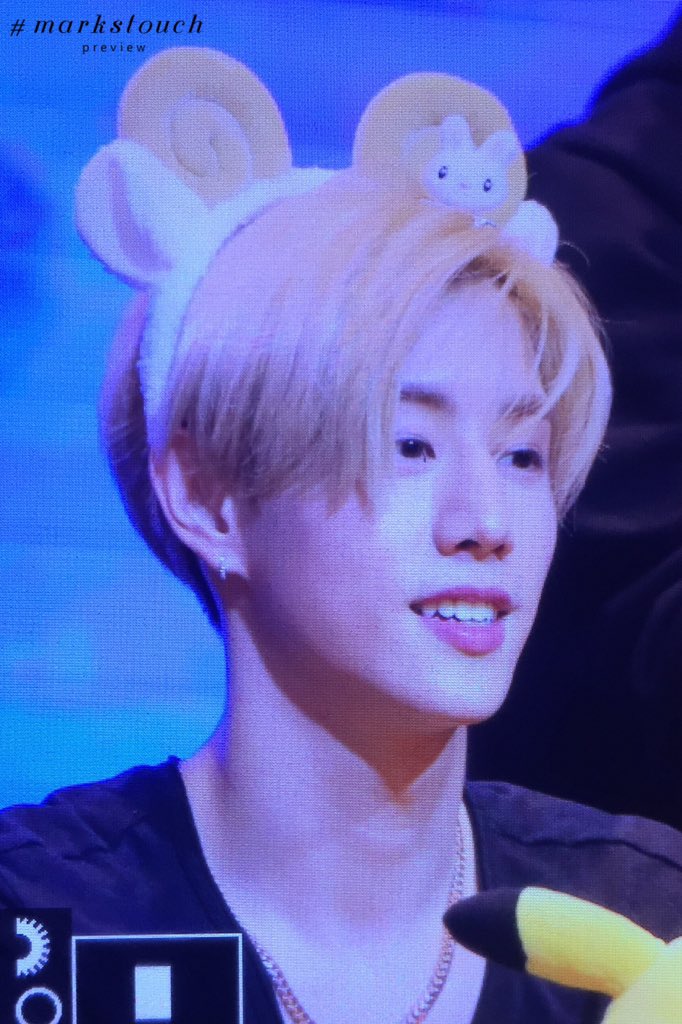 markstouch's tweet photo. 180329 여의도팬싸 #마크 세상 제일 귀엽징🐻🐰💕 #갓세븐 #GOT7 #Mark #Look #너하나만 #EyesOnYou https://t.co/14afCSQx9s