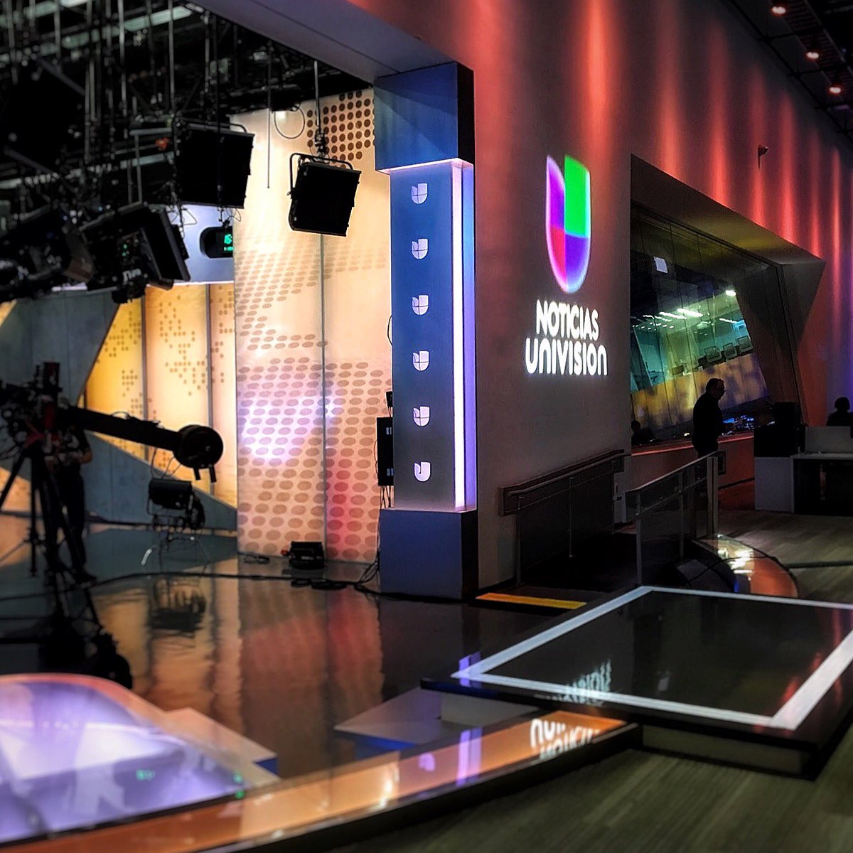 Tomorrow 7 am watch <a href="/FLHomeShows/">Home Design and Remodeling Show</a> LIVE on <a href="/elnewscafe/">El News Cafe</a> <a href="/UniMas/">UniMás</a> talking #DIY &amp; #homedecor | #FLHomeShows @Univision23 <a href="/albertosardinas/">Alberto Sardiñas</a> <a href="/aleydaortizreal/">Aleyda Ortiz</a> <a href="/robmarieltv/">Robmariel Olea</a> @VGMdecor