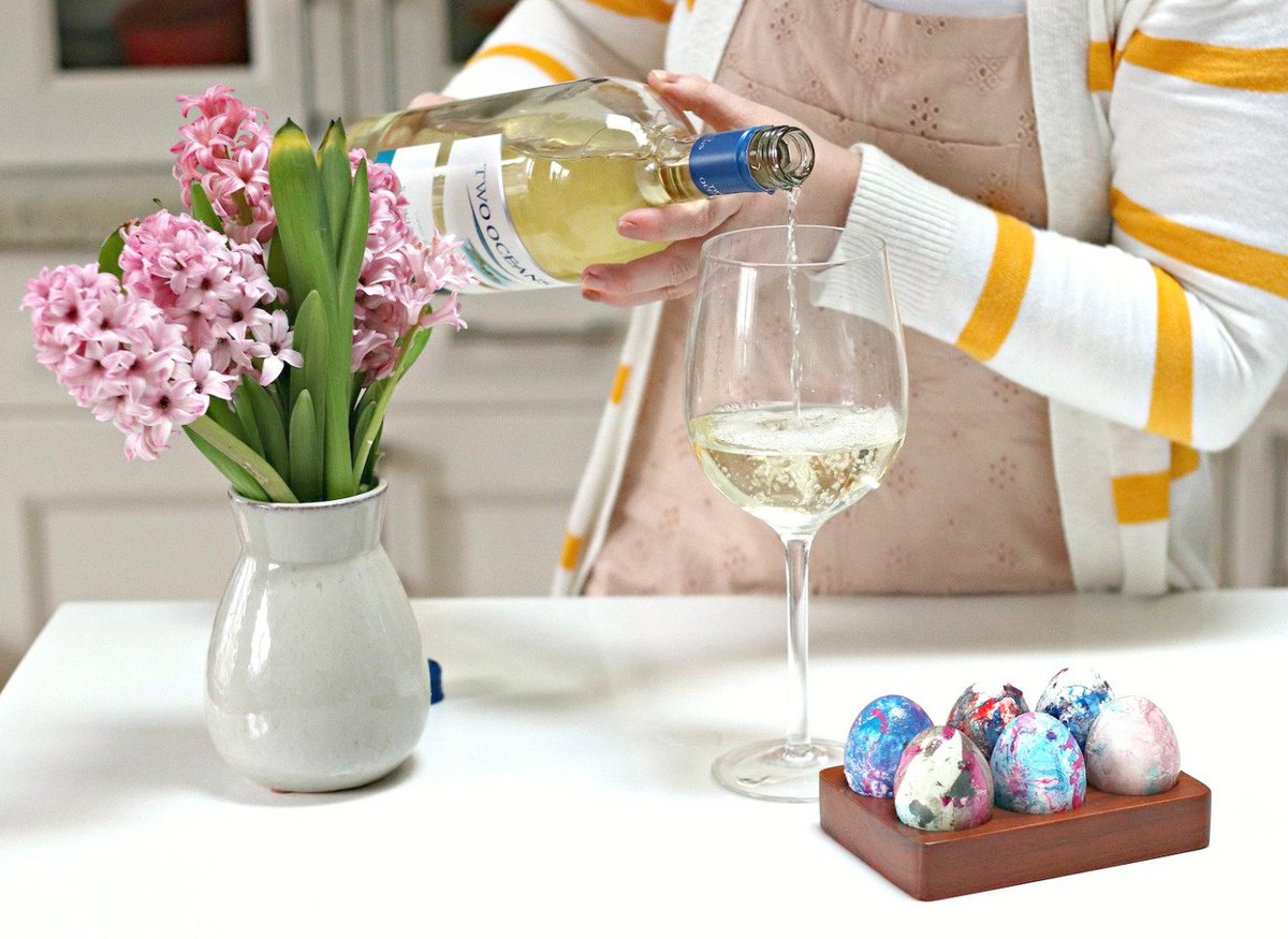 YBIMC's tweet photo. The #Easter long weekend is here and we’re raising a crisp glass of Sauvignon Blanc, poured by @trysmallthings. 🐣 🌷 🐣 #TogetherWithTwoOceans #Client https://t.co/lO1nn0KrLI