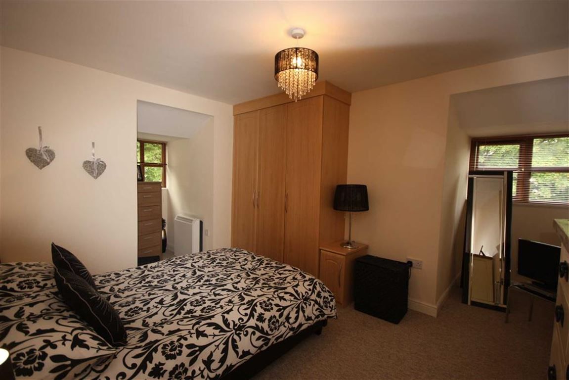 We have this amazing 2 bedroom apartment TO LET from the start of April in Ellesmere Park. Book a viewing today to not miss out - bit.ly/2pHZZED