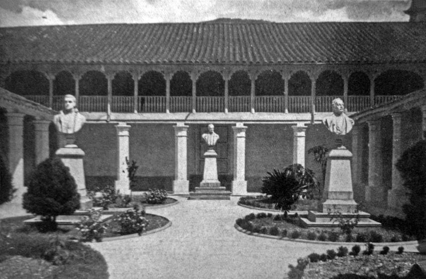 Un día como hoy pero en 1785 se funda el Real Colegio Seminario de San Buenaventura de Mérida, actual Universidad de Los Andes #ULA

#Aniversario233

A la izquierda, busto del Canónigo Uzcátegui en el patio principal de la Universidad. 

Foto Fernando Benet, 1929.
