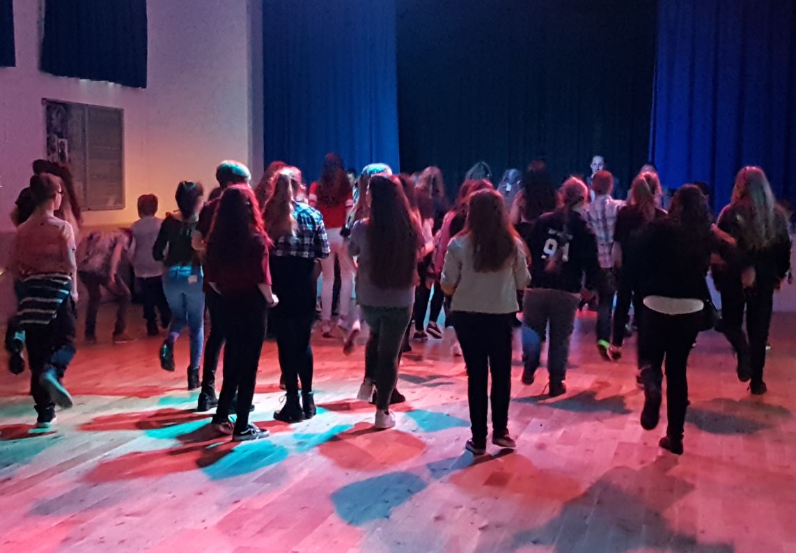 Windsor_Tweets's tweet photo. Windsor students βshaking some movesβ at the Year 7 βEaster Discoβ yesterday. A great time was had by all! Thank you to the PTA and staff for organising it. #disco #discomoves #dance #music #glitterball&lights #fun #greatgettogether π https://t.co/KgXygRC46S
