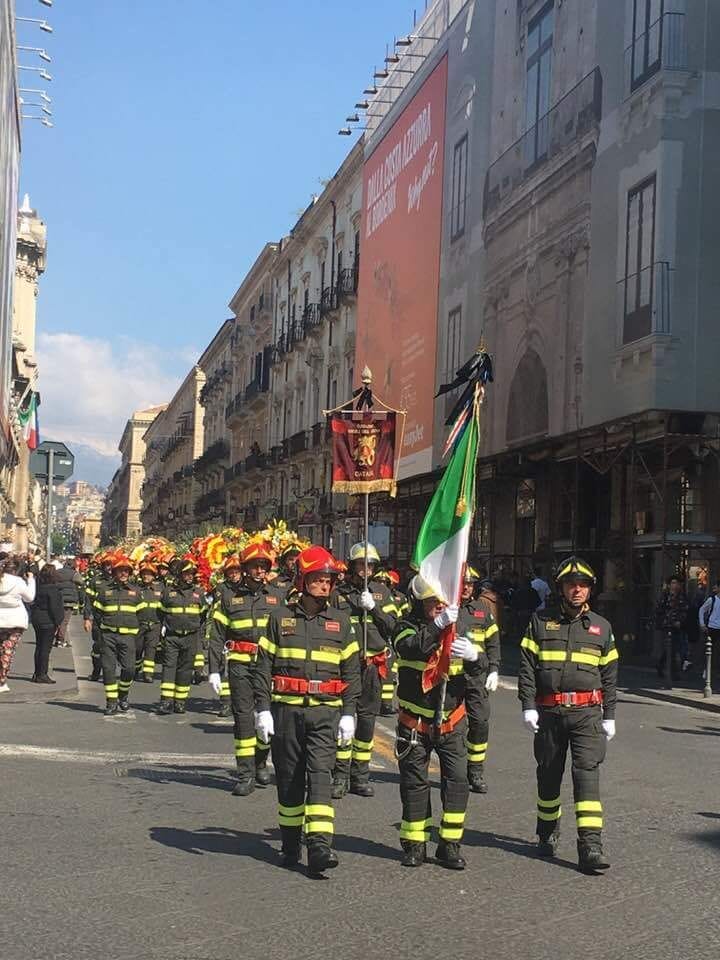 Filippo270411's tweet photo. CONDIVIDO QUESTO COMMENTO:
Oggi, oltre al funerale del povero Fabrizio Frizzi, si sono svolti anche i funerali dei 2colleghi, nostri fratelli, deceduti durante l espletamento del loro dovere in un intervento di estremo soccorso per cercare di salvare la vita di un uomo... Tg Muti https://t.co/rlNIgOp1Cj