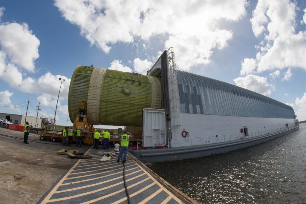 NASA_SLS's tweet photo. The #NASASLS intertank was loaded onto @NASA's barge Pegasus at #NASAMAF for its trip to @NASA_Marshall! This is the second piece of structural hardware for the rocket's massive core stage delivered to Marshall for testing. MORE >> https://t.co/FiptNwukVq https://t.co/8nDQIwmy0O