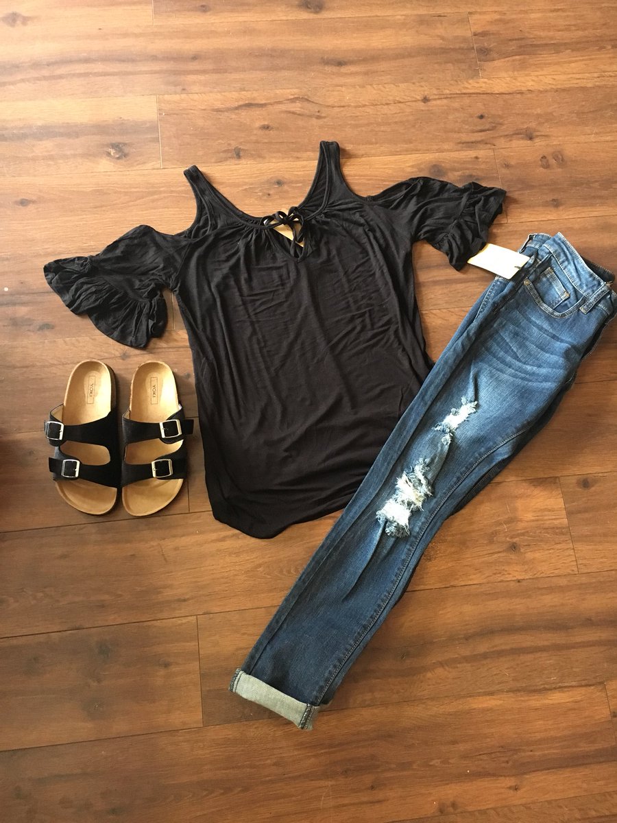 SHBoutiques's tweet photo. 🖤A cold shoulder too cute to ignore 🖤

Available in Blacksburg! 

Cold shoulder black top $28 (SMLXL)
Blue jeans $42
Black sandals $22

#shb #shbburg #shopsmall #shopshb #boutique #fashion #blacksburg https://t.co/a71NqXzNZa