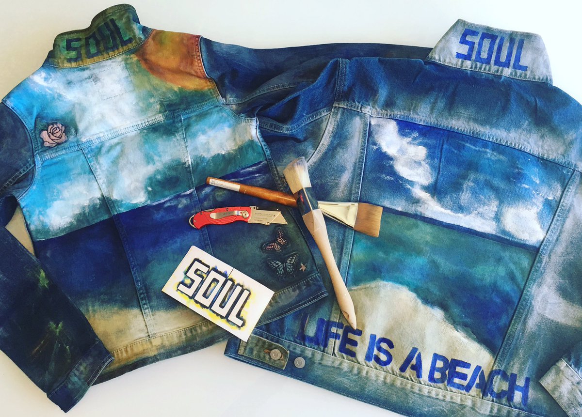 denimSOUL_net's tweet photo. #denimSOUL is on Fire.  #customjackets #celebrityfashion #denimjackets #customgifts #LAFW #NYFW #levisfashion #exclusivetolevis #robynlevy #artist #handpainted #payitforward INSPIRED BY HER #soulsister with #breastcancer 💛❤️💃🏻🤜 https://t.co/mA15mNaH7g