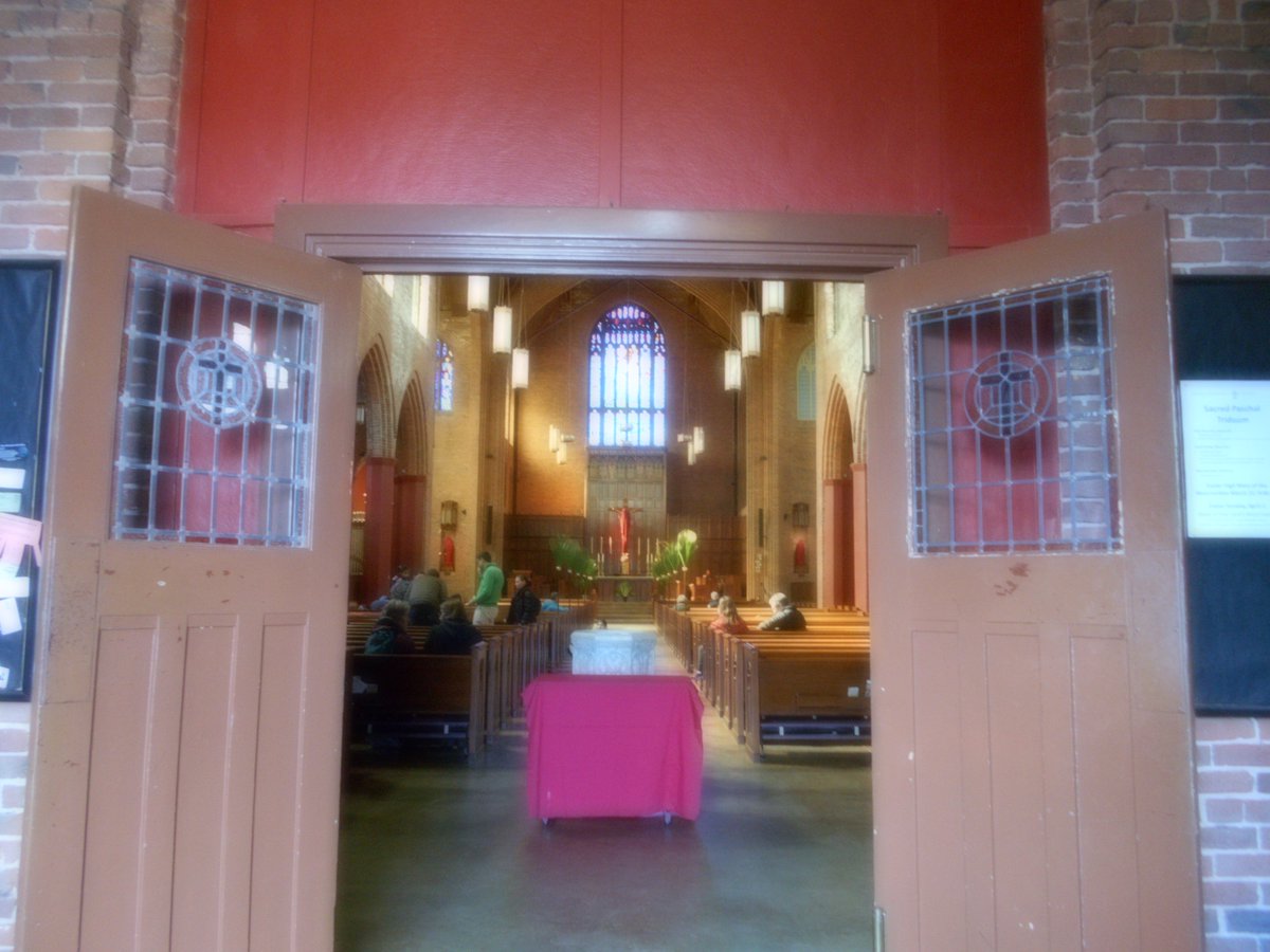 ChurchCrawlerNA's tweet photo. Crossing the threshold to Holy Week at Blessed Sacrament RC #Church, Seattle, Washington, USA. #ChurchCrawlers #Churches https://t.co/PNUx7RO5Jo