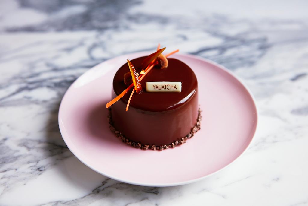 A celebration of textures: hazelnut, gianduja mousse, peanut feuilletine and orange marmalade. Only a week left to enjoy our #WinterCollection: spr.ly/6014DXDnG