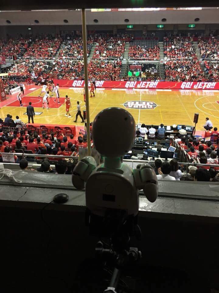 origamicat's tweet photo. 佐賀に住むALS患者さんが分身ロボットでBリーグ試合観戦に参加された。
とても楽しそう。

OriHimeのスポーツ観戦利用はJリーグ、ボクシング、テニス、ラグビーに続き5種目 https://t.co/ScpRD5Z1jU