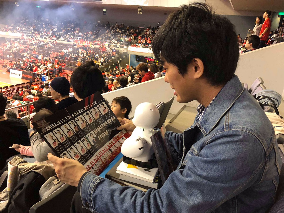 origamicat's tweet photo. 佐賀に住むALS患者さんが分身ロボットでBリーグ試合観戦に参加された。
とても楽しそう。

OriHimeのスポーツ観戦利用はJリーグ、ボクシング、テニス、ラグビーに続き5種目 https://t.co/ScpRD5Z1jU