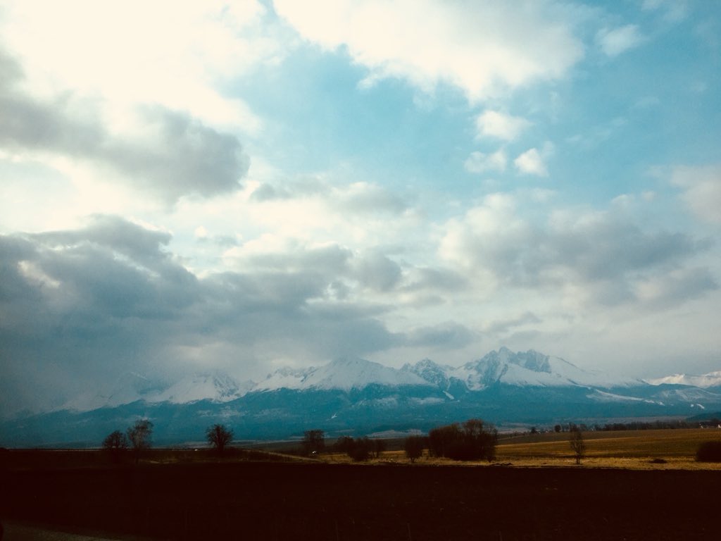 BartMeegs's tweet photo. #Oostbloktour #Polen #Slowakije #Tjechië Dag 3: Grote pullen bier, spotgoedkope pizza’s, Slivovitz, vergane glorie, ouwe rommel, opgeknapte rommel en beeldschone natuur. https://t.co/QfXmrhnrEJ