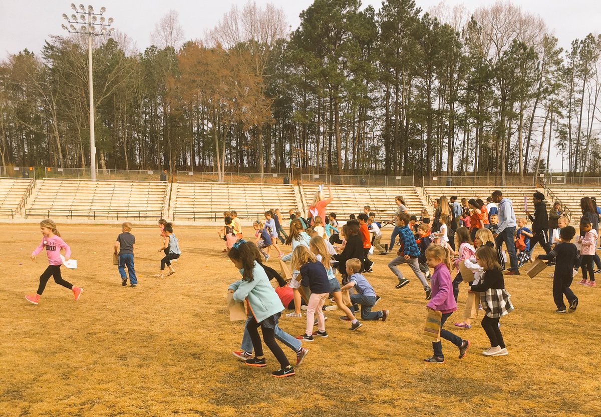 NCHS_CTE's tweet image. Spring fun with Royal Boger kindergartners hosted by NCHS Foods, Design, and Ag students!  @NWHigh
