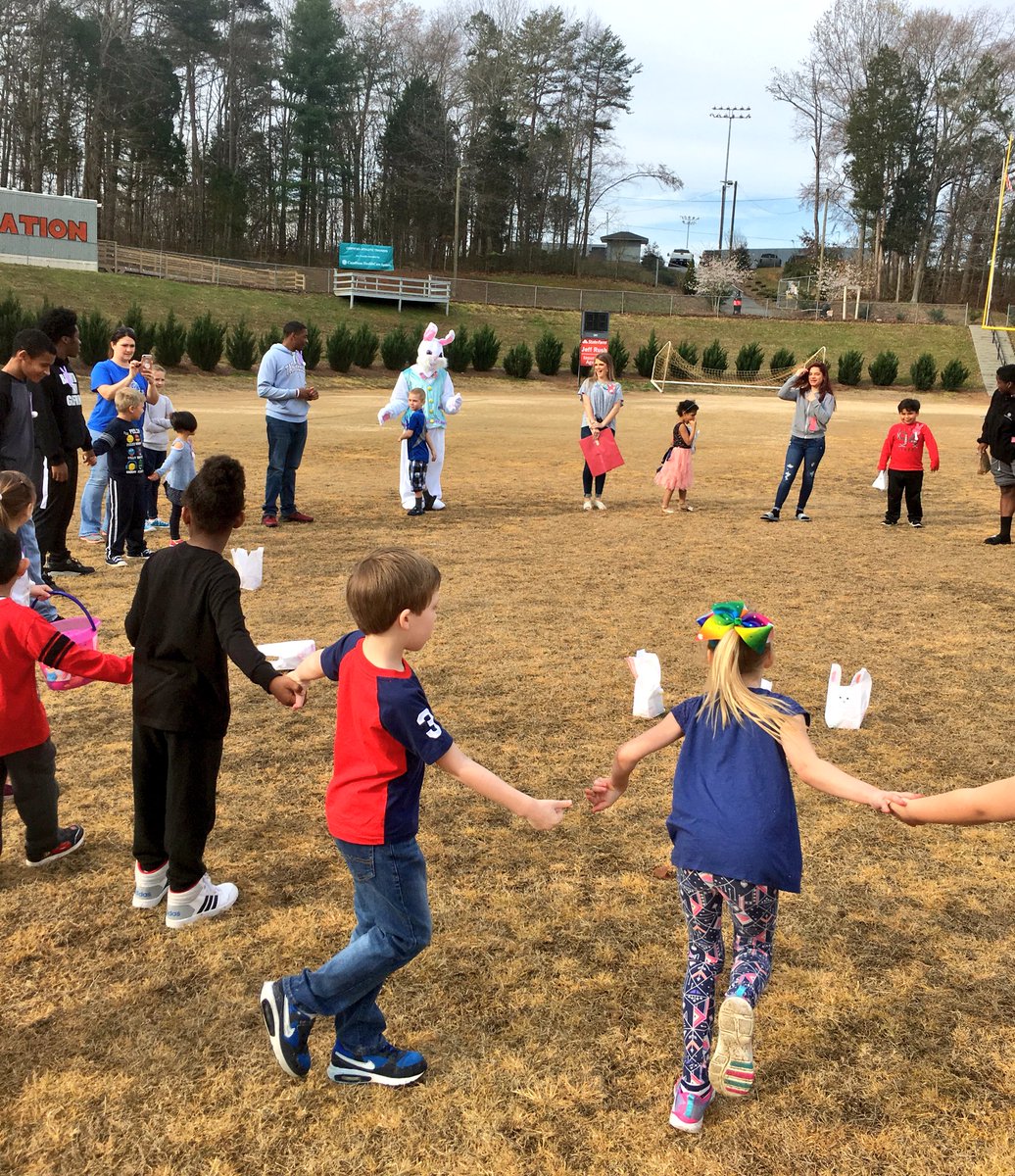NCHS_CTE's tweet image. Spring fun with Royal Boger kindergartners hosted by NCHS Foods, Design, and Ag students!  @NWHigh