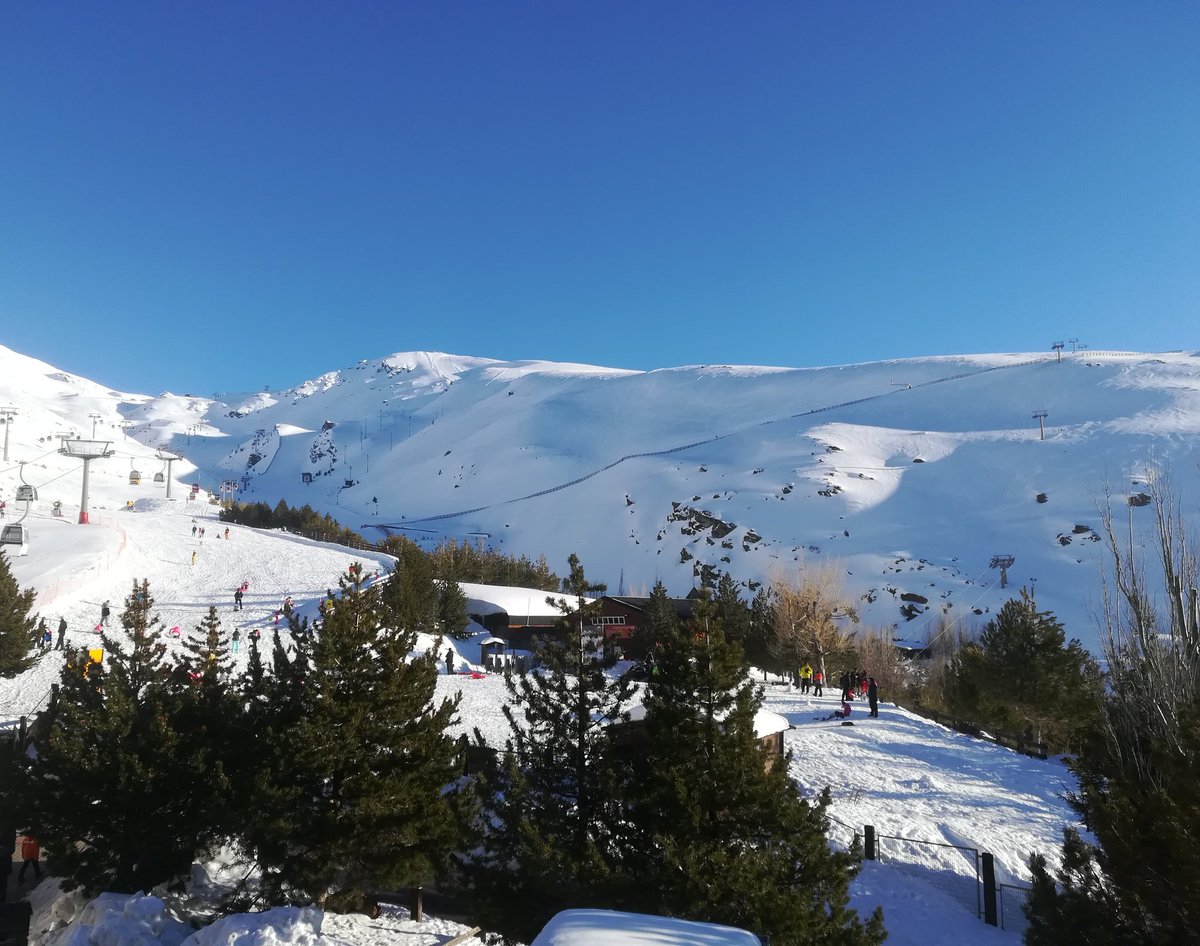 lomejorgranada's tweet photo. Con todo el respeto a las otras 30 estaciones de esquí de este país... Sierra Nevada es otra cosa. 

A por la mejor primavera de nieve de la historia en #Granada. https://t.co/FqI1kPm80J