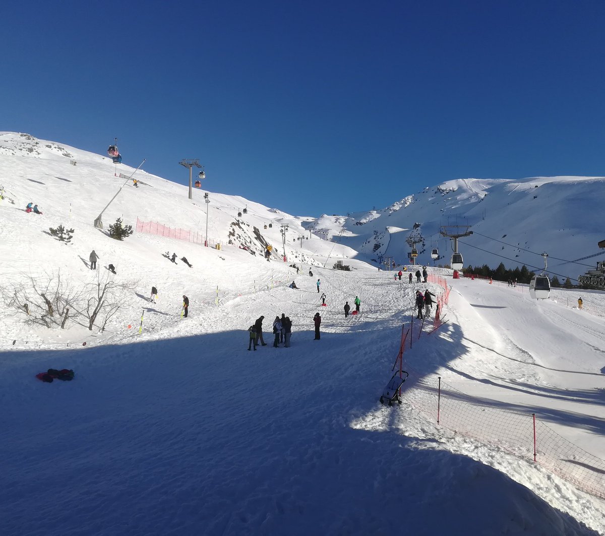 lomejorgranada's tweet photo. Con todo el respeto a las otras 30 estaciones de esquí de este país... Sierra Nevada es otra cosa. 

A por la mejor primavera de nieve de la historia en #Granada. https://t.co/FqI1kPm80J