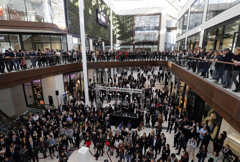laprovence's tweet photo. #Marseille : le centre commercial #LePrado ouvre ses portes ce jeudi 😉🛍 https://t.co/kxLEmjt5JG #PradoShopping https://t.co/osILYHz7Br