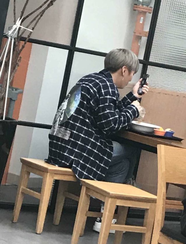 ricecat_js's tweet photo. วันนี้พี่จีซองกินข้าวที่โรงอาหารมหาลัยด้วย https://t.co/NZqQIT9ejm